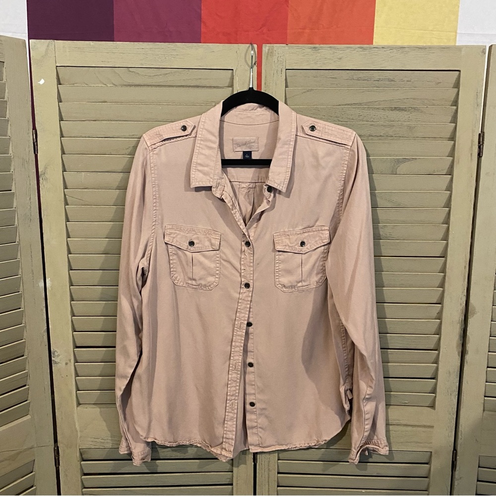 Universal Thread Women’s L Cream Button-down Long sleeve Shirt